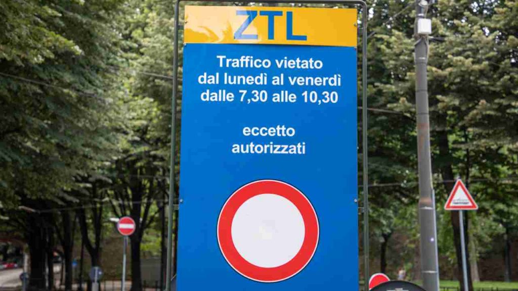 ZTL, che cosa succede se ci passi ripetutamente? Ecco quante multe ti becchi e come uscirne ‘vivo’