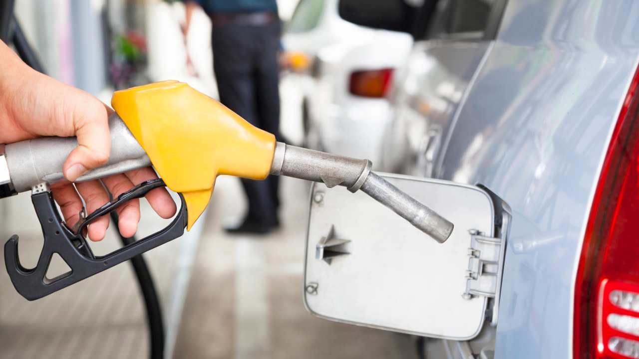 Benzina, fare il pieno costa sempre di più - fonte depositphotos.com - solomotori.it