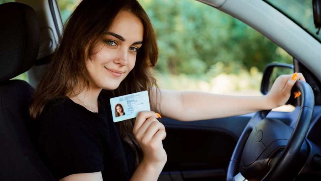 Patente auto, la stupidaggine che ti costa tutto: se ti vedono farla ti strappano la licenza e devi rifare l’esame