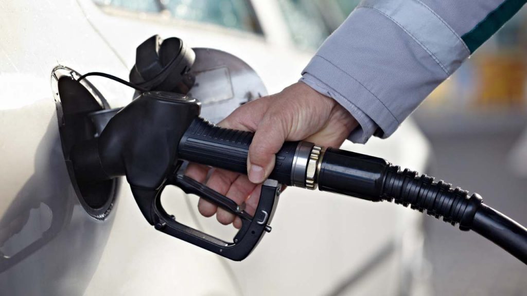 Auto nuova, se non elettrica, su quale puntare? Duello infinito tra benzina e diesel: cosa dicono gli esperti sui costi di oggi