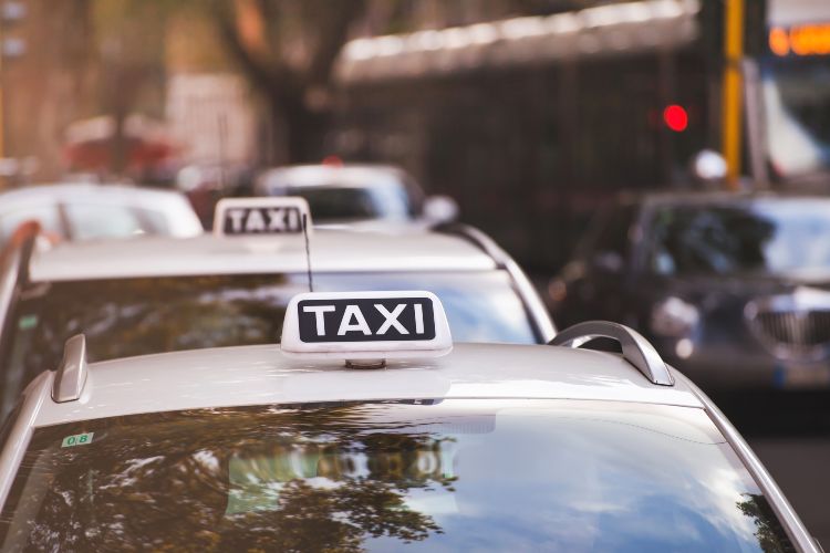 nuove-licenze-taxi-roma-adobestock-solomotori.it