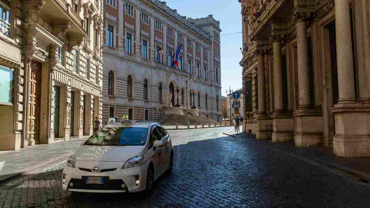 taxi-roma-capitale-adobestock-solomotori.it