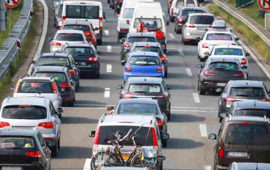 traffico-auto-estate-adobestock-solmotori.it