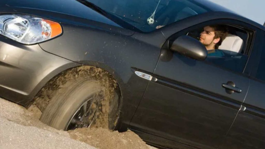 Auto bloccata nella sabbia, non andare nel panico, ecco cosa fare per liberarti subito e non distruggerla