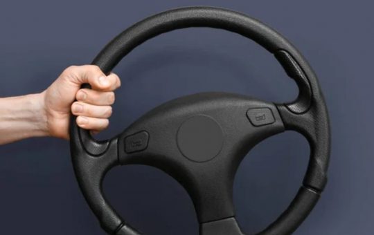 mano-sinistra-sul-volante-depositphotos-solomotori.it