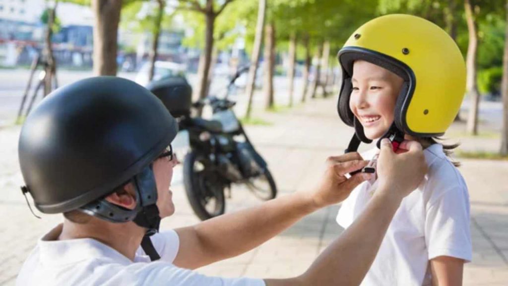 Si torna a scuola, ma posso portare mio figlio su scooter e moto? Regole, limiti e batoste se sgarri