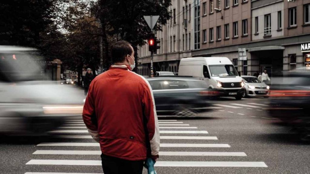 Diritto di precedenza sugli attraversamenti, rivoluzionata la LEGGE: il pedone non ha più alcuna priorità, e chi guida ‘deve’ correre