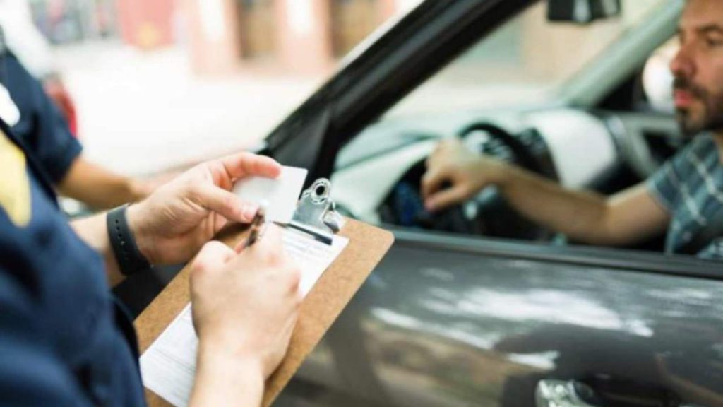 Ritiro della patente immediato per colpa di una TACHIPIRINA: è tutto vero, è legge I Se lo fai, ti stracciano la licenza e non guidi più