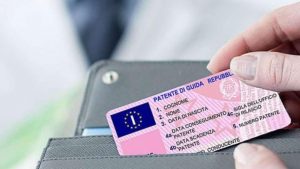 Patente B, ufficiale lo stop a 75 anni: da Gennaio è legge, non puoi più farlo per nessun motivo, sei nei guai se ti beccano