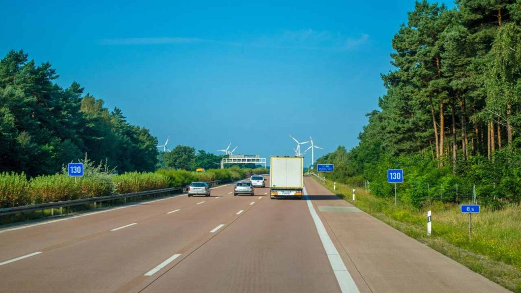 Nuovo limite di velocità, UFFICIALE il cambio notturno: dalle 22.00 all’alba li hanno stravolti tutti I Non puoi andare più veloce di così