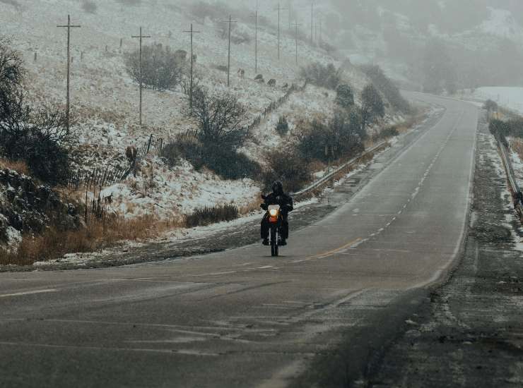 Motociclista su strade innevate 