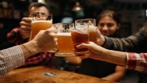 Bevi quanto ti pare, l’alcoltest non ti farà più niente: ai pub hanno trovato l’escamotage (LEGALE) per farti consumare pericolo