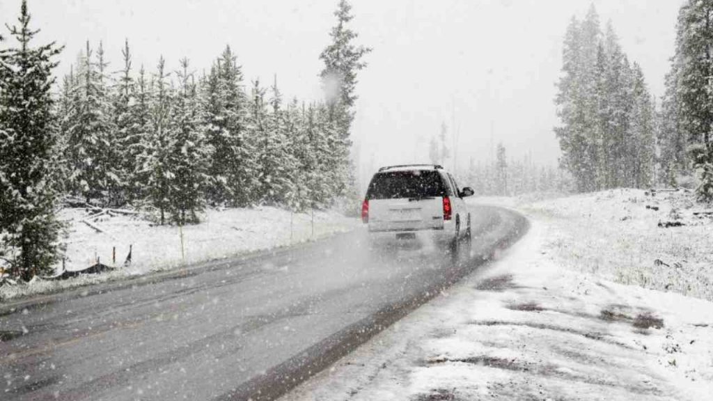 Viaggi sulla neve, scatta il vincolo di Febbraio 2025: se non rispetti questa regola ti bloccano l’auto e torni indietro a piedi