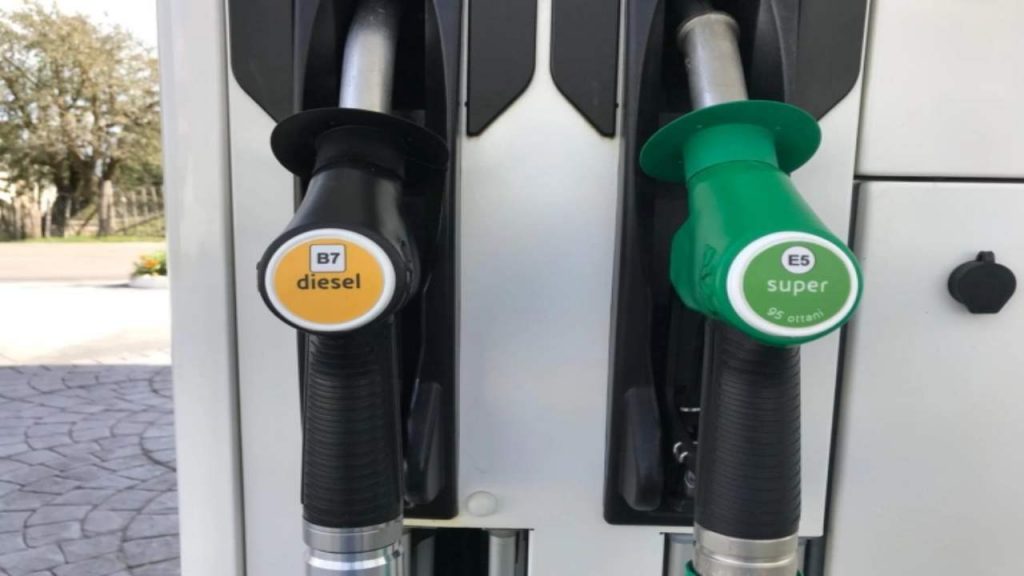 Stop auto benzina e diesel, l’UE svela la DATA definitiva, da lì in poi non si torna più indietro