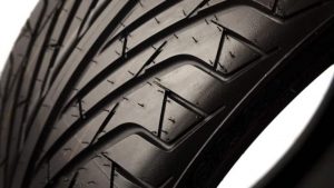 Gomme auto, perché hanno i peli? L’esperto ti dice tutto: non ci crederai, ma sono fondamentali