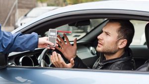 Test antidroga in auto: con questi FARMACi ti bloccano in strada e ti trascinano in CASERMA I Adesso anche i più semplici ti fanno essere positivo