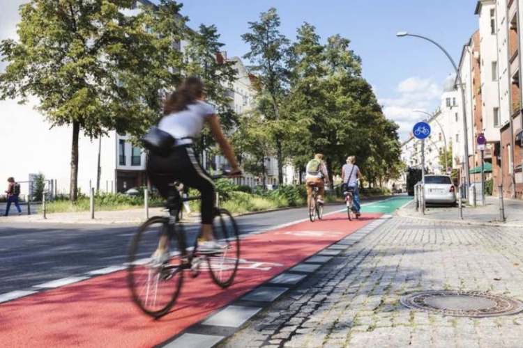 Ciclisti in bici in città - depositphotos - solomotori.it