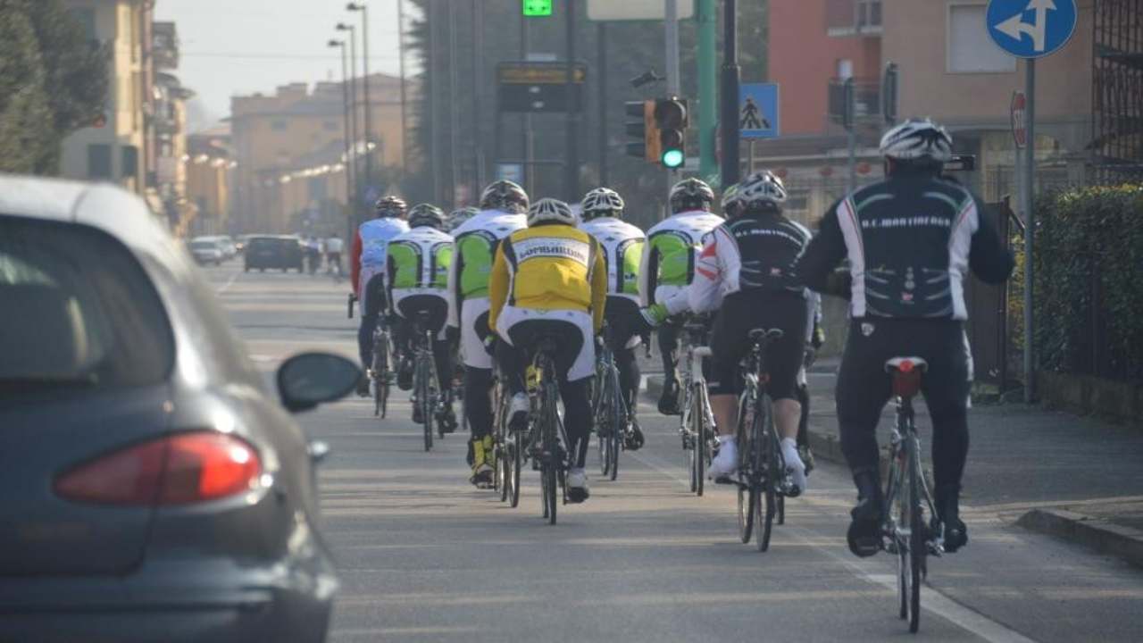 Ciclisti in strada - eco - solomotori.it