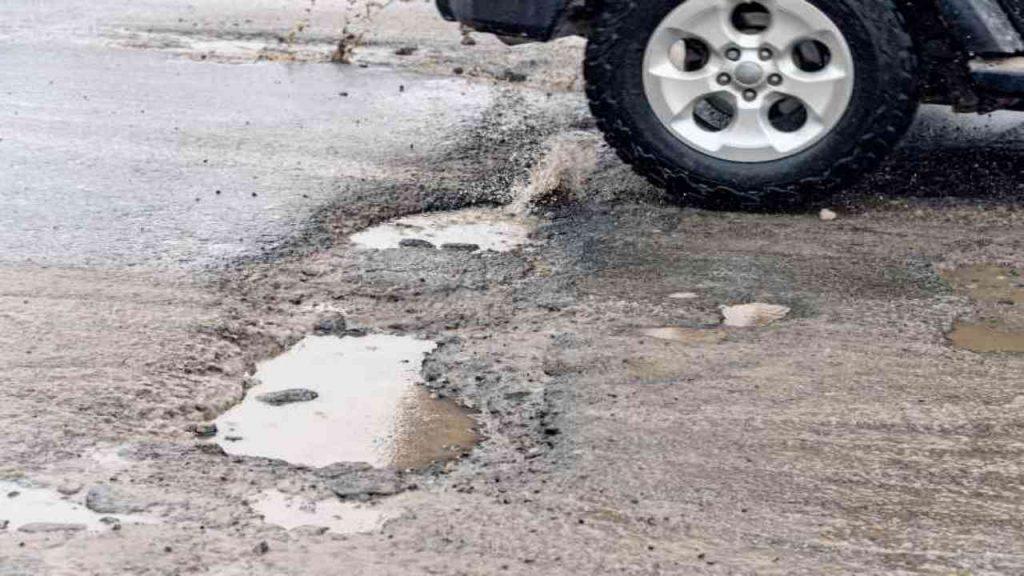 Buche stradali sfascia auto, la LEGGE ti garantisce il risarcimento: ma DEVI FARE COSI’ o ci sbatti solo la faccia