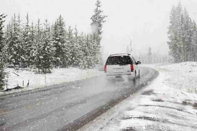 Ecco coasa scegliere tra catene e calze da neve, ma bisogna stare attenti alla velocità