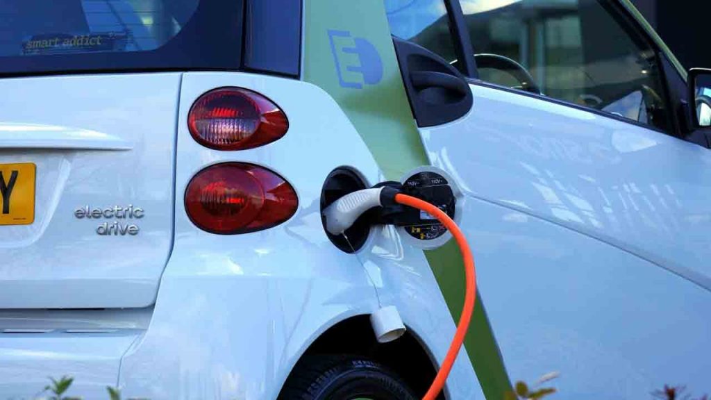 Auto Elettrica: non é affatto l’auto del futuro | Ecco che cosa compreremo