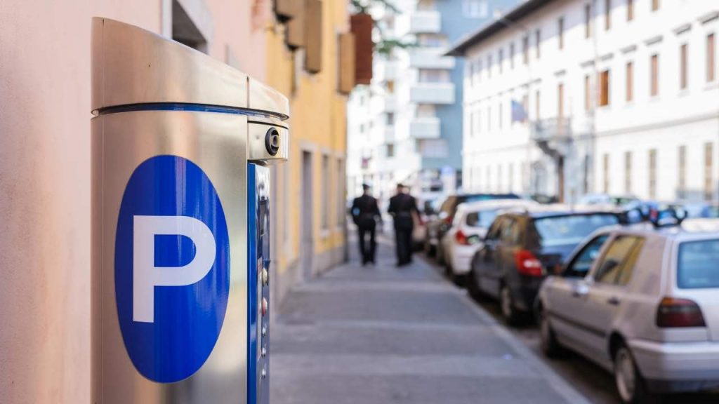 STRISCE BLU GRATIS: il parcheggio costa 0 € ed è tutto merito della carta di credito | La legge è in vigore dal 2016