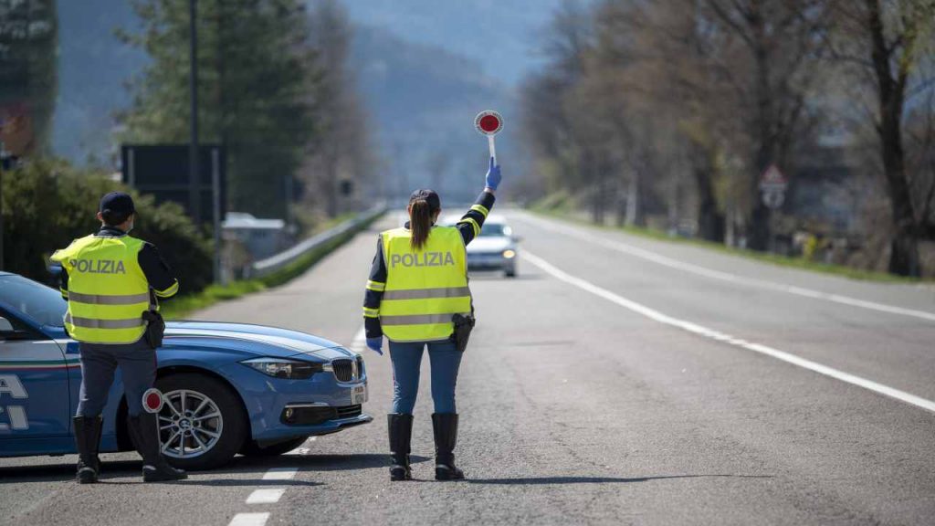 POSTO DI BLOCCO DELLA POLSTRADA | La legge è passata e dobbiamo farle la multa: divieto assoluto di bere dalla bottiglietta d’acqua