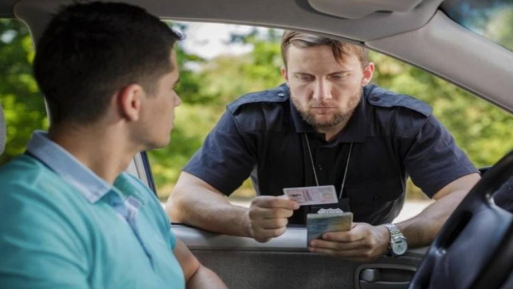 Ultim’ora Posto di blocco, TESSERA OBBLIGATORIA a bordo: ADDIO patente e denuncia a piede libero se ti beccano senza