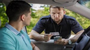 “Scenda subito dall’auto e ci dia le chiavi”: passa il ‘LODO ETA’ I Ritiro IMMEDIATO della PATENTE, milioni di italiani a piedi da Marzo