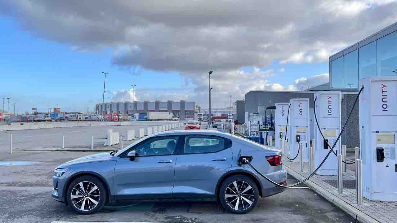 Da oggi in poi è possibile ricaricare le auto elettriche ai pali della luce in questa città