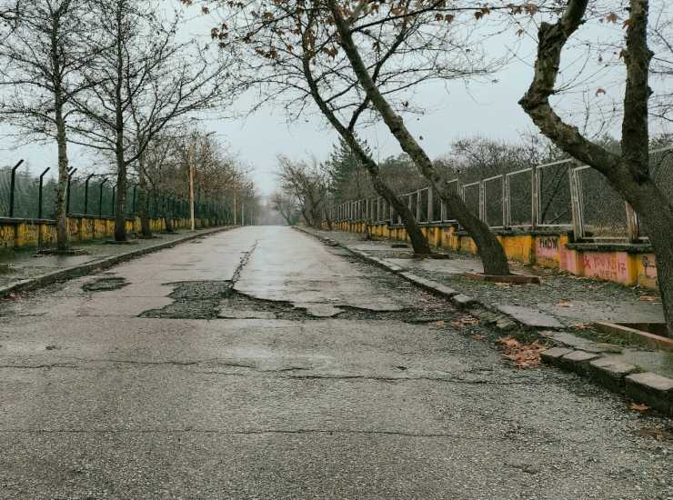 Strada dissestata e con buche