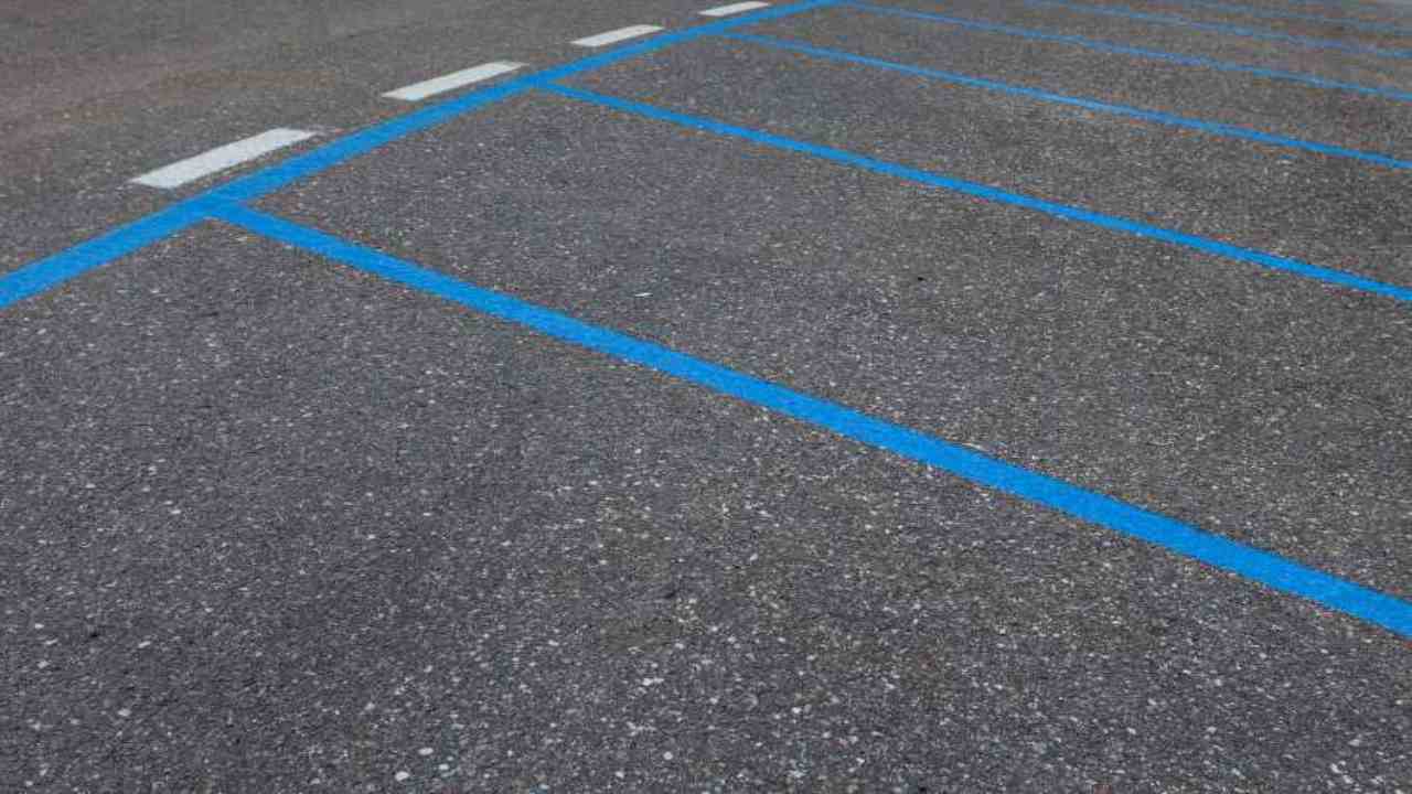 Strisce blu parcheggio a pagamento 