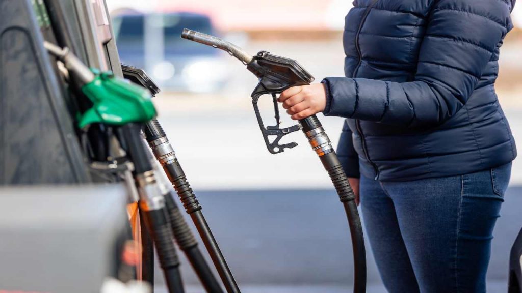 Ultim’ora, AUMENTANO LE ACCISE sui CARBURANTI: firmata la Manovra, impennata diesel e benzina I Finiremo tutti sul lastrico in tre mesi