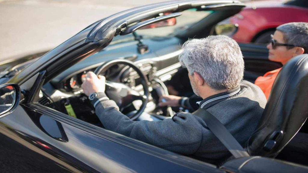 “Hai 75 anni, non hai più il diritto di guidare”: ADDIO PATENTE B I Si prendono le chiavi e rinchiudono in una RSA