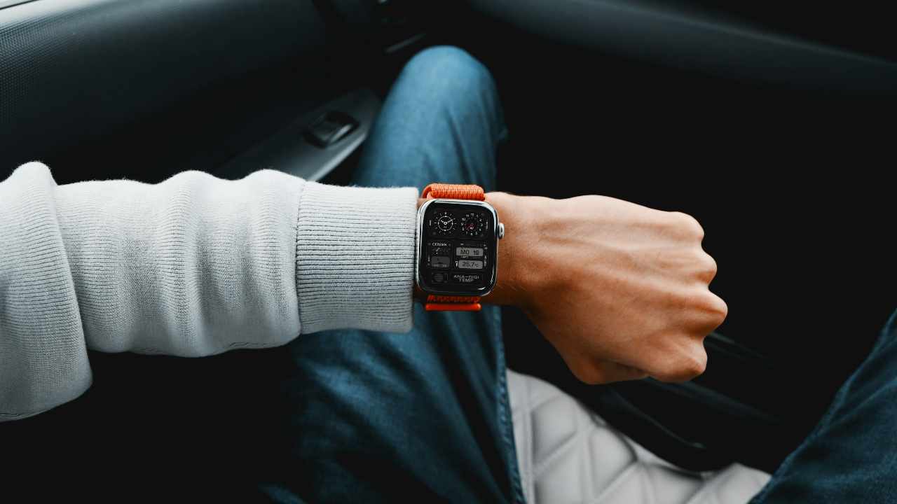 Orologio auto - unsplash - solomotori.it